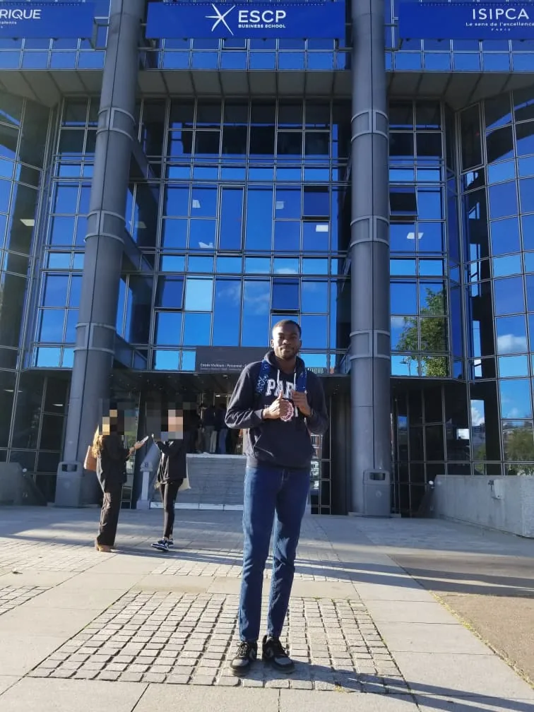 Photo prise le premier jour de cours devant le campus de l'ESCP